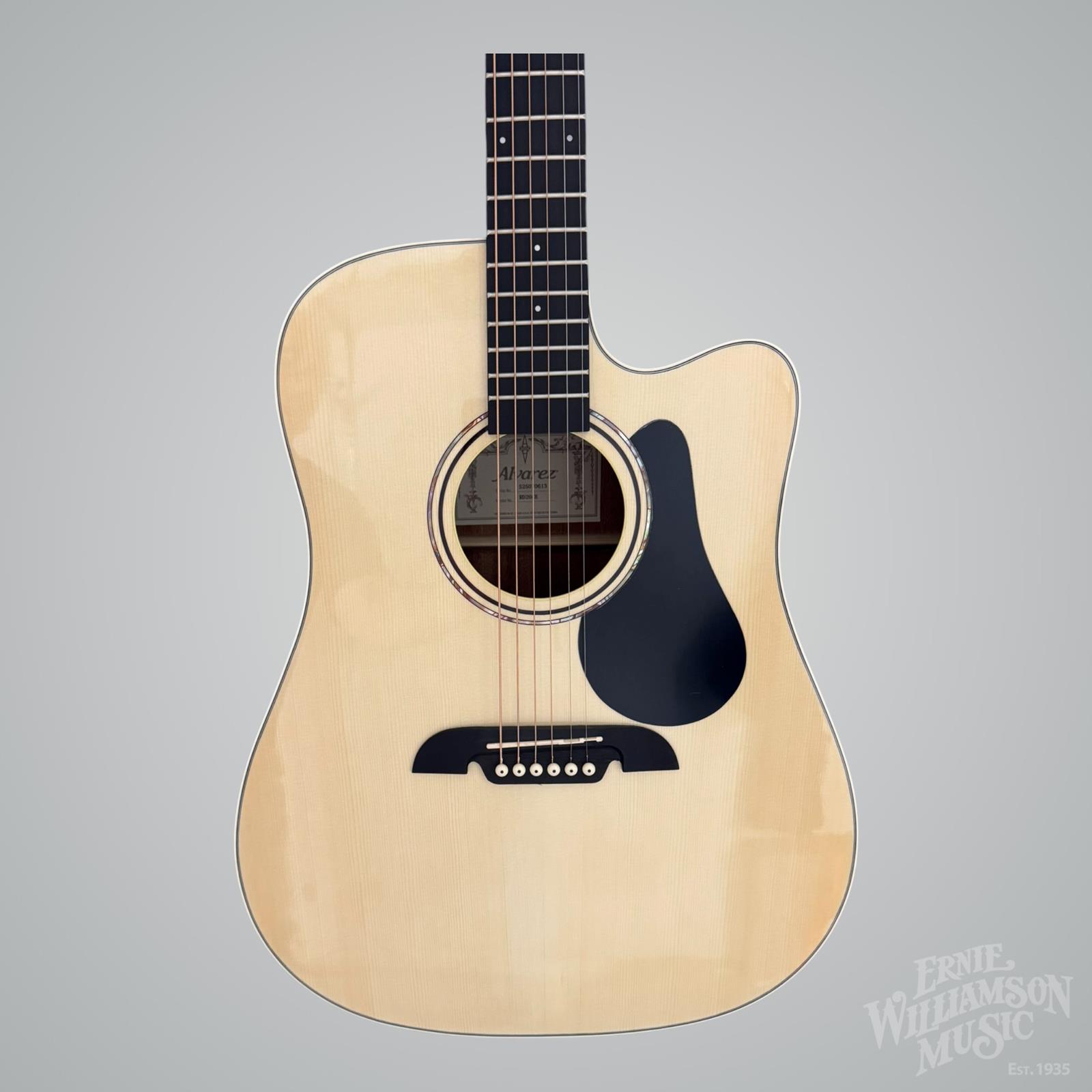 Alvarez RD26CE Dreadnought Acoustic Electric w/cutaway and Deluxe Gigbag
